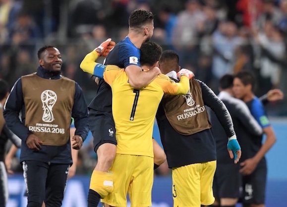 FIGURA. Hugo Lloris se hizo presente en muchas ocasiones. Acá festeja con sus compas.