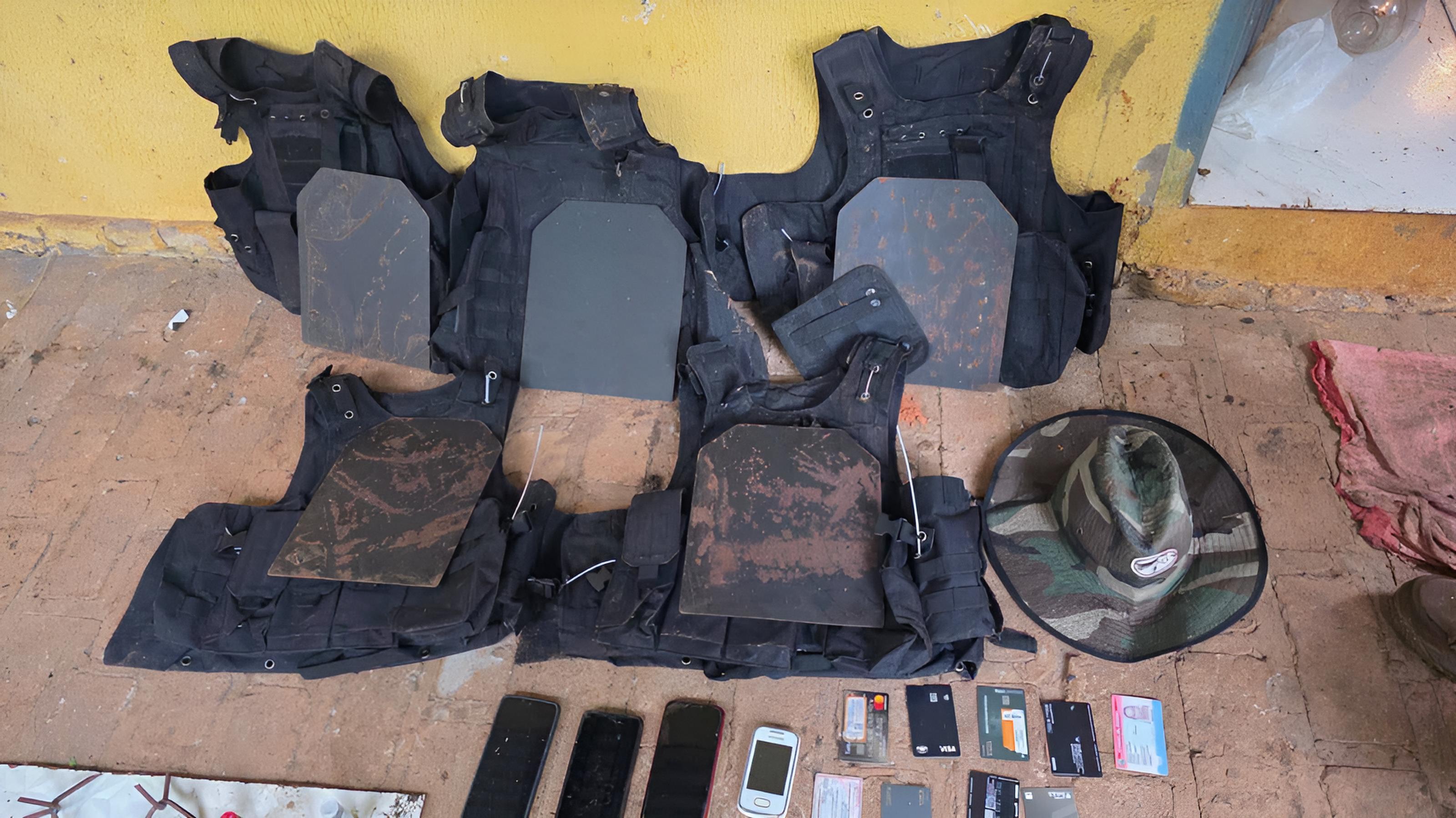 Chalecos antibalas, armas, celulares y clavos miguelito fueron hallados durante el allanamiento en Minga Guazú.
