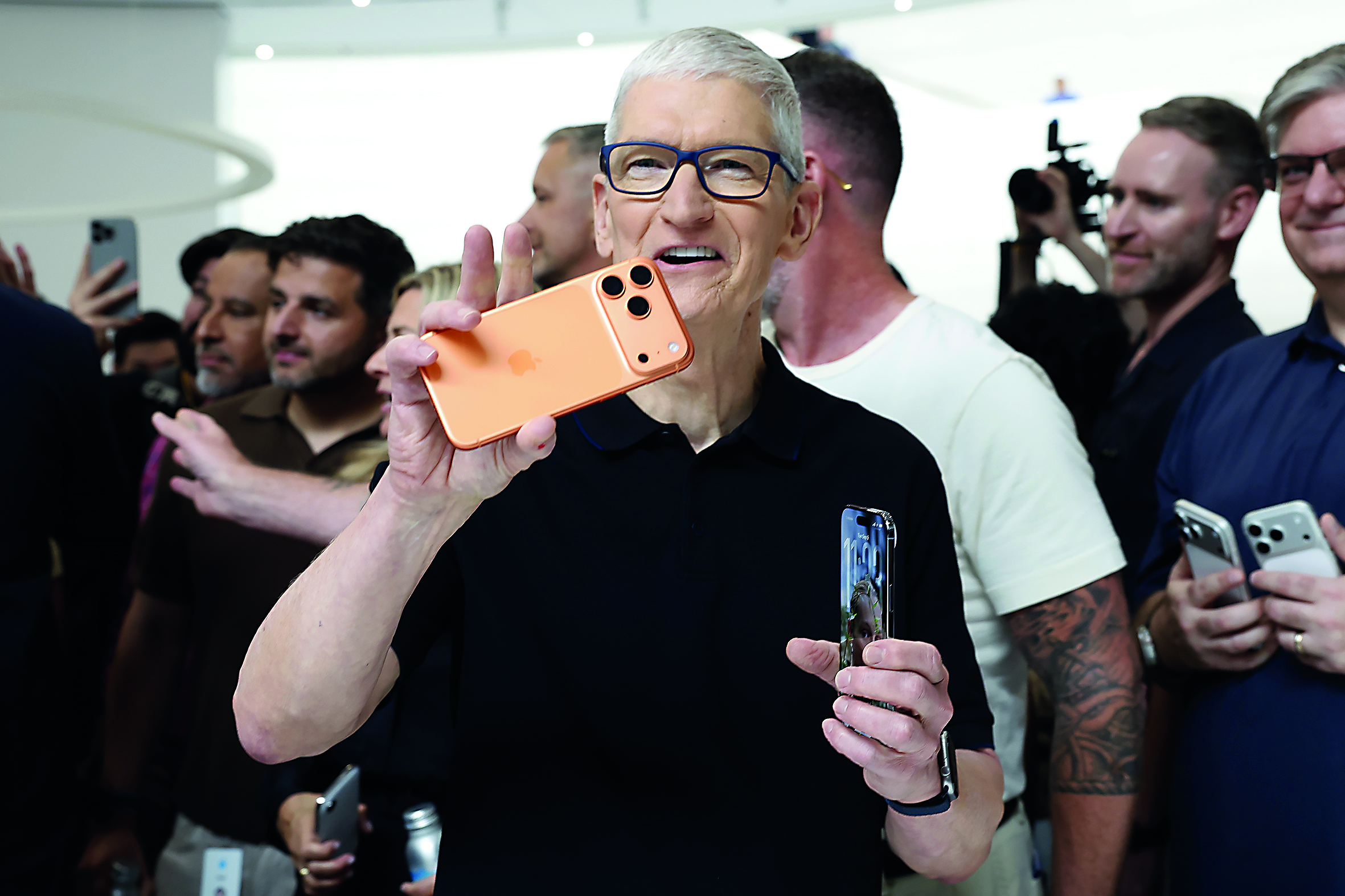 Tim Cook sostiene un Apple iPhone 17 Pro y iPhone 17 Air, en Cupertino, California. (archivo)