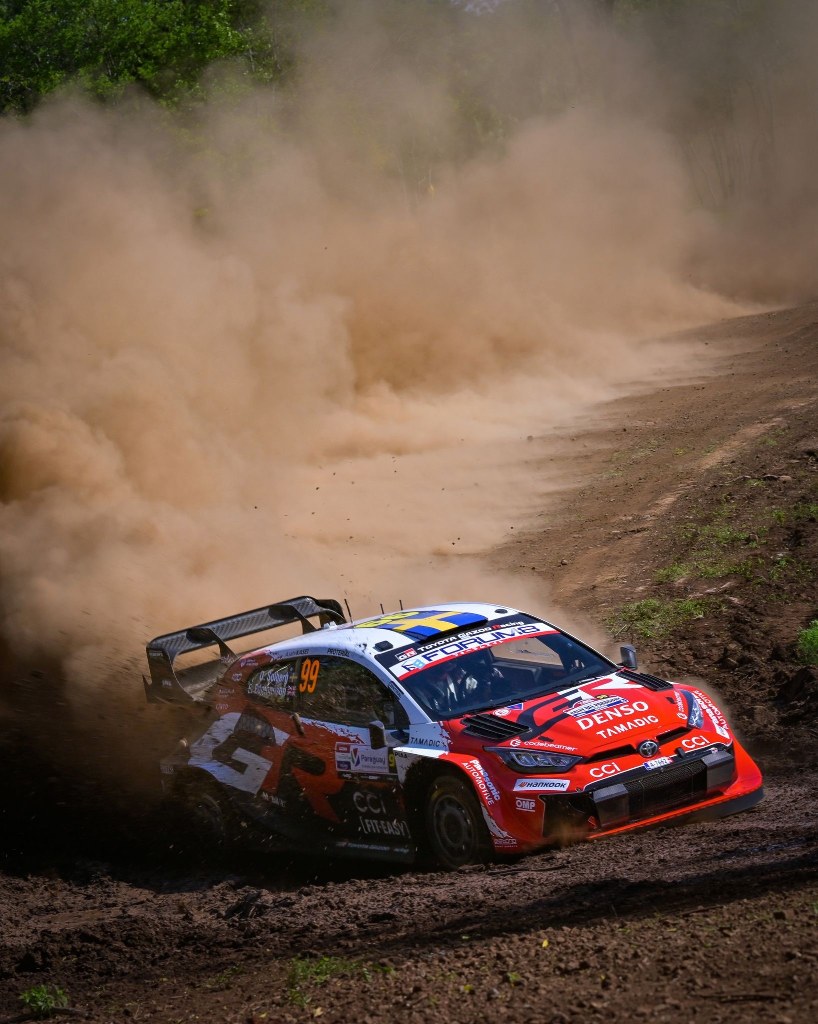 De copi y con mucha adrenalina, el presi Santi Peña vibró el munidal de Rally con el piloto sueco.