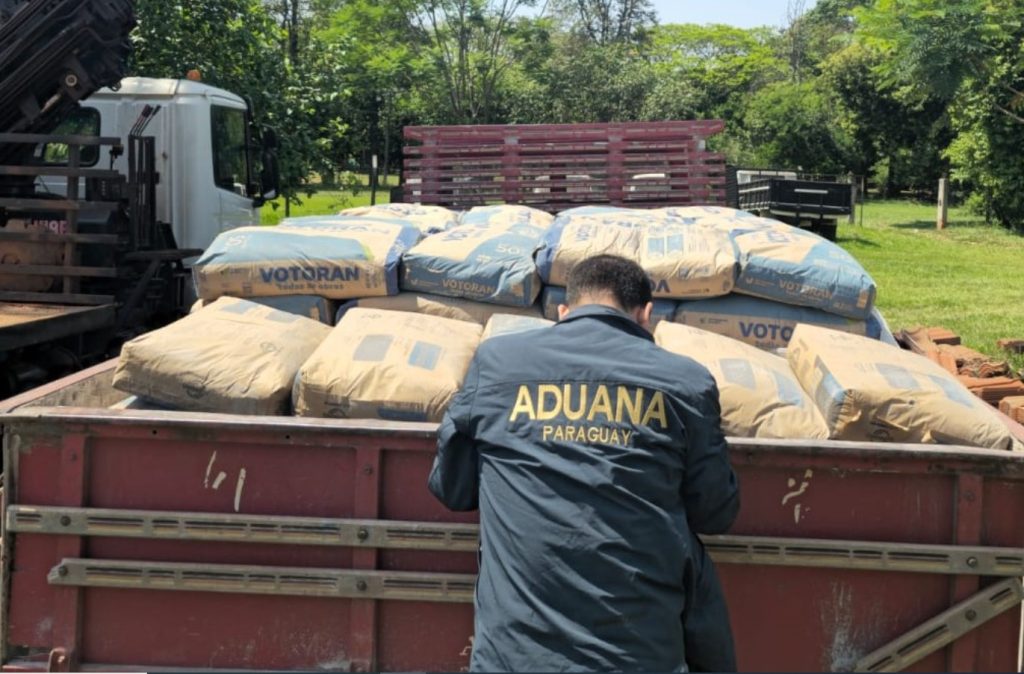 Tanto el camión como la carga de cemento, estarán en resguardo en la aduana de Salto del Guairá a la espera de la documentación correspondiente. Foto: DNIT