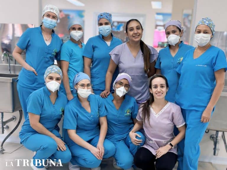 Personal de blanco conformado por mujeres del Hospital Pediátrico General Niños de Acosta Ñu