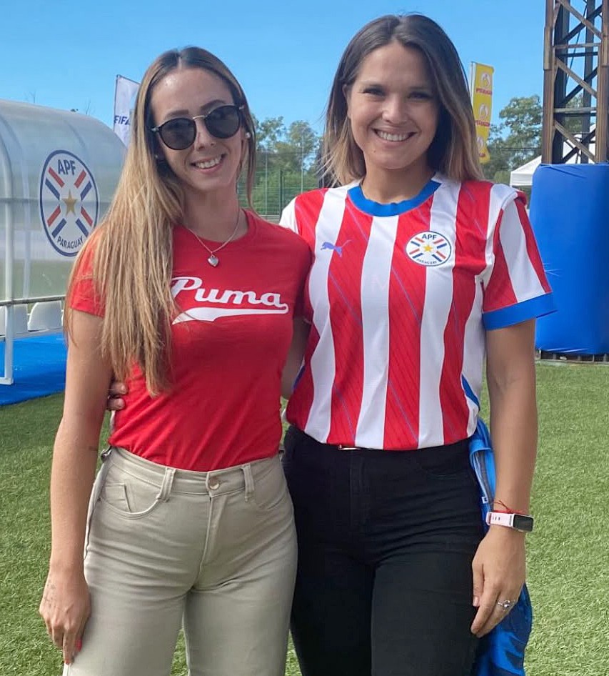 El abrazo entre Vero López y Paola Genes. Más allá de compartir la pasión por el fútbol, Verónica destaca a Paola como su gran referente y un apoyo incondicional para enfrentar y superar este proceso.