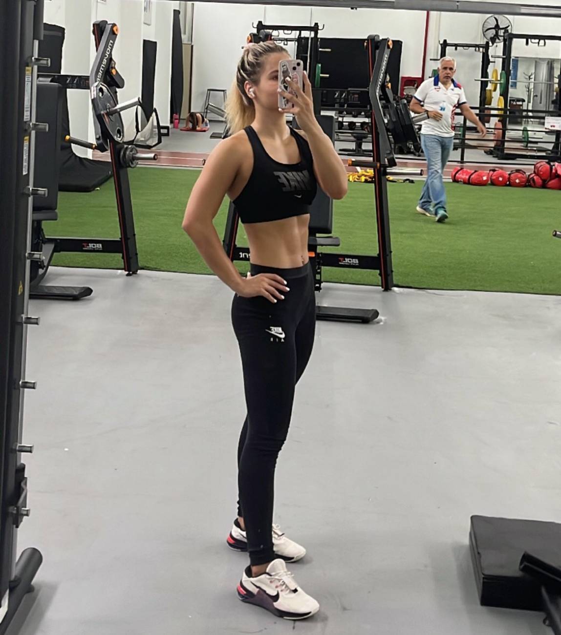 Le llenaron de felicitaciones a Luana por sus logros como nadadora.