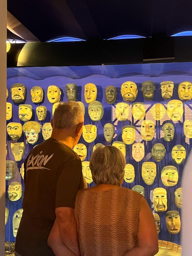 Centro de Artes Visuales/Museo del Barrotambién abrirá sus puertas de jueves a sábado, de 14:00 a 20:00 horas. El viernes y sábado se realizarán visitas guiadas gratuitas a las 17:30 horas, conducidas por guías oficiales capacitados en colaboración con la Fundación Itaú. El cupo es limitado a 25 personas por grupo, y la inscripción se realiza minutos antes en la tienda "Almacén de Doña Estela".