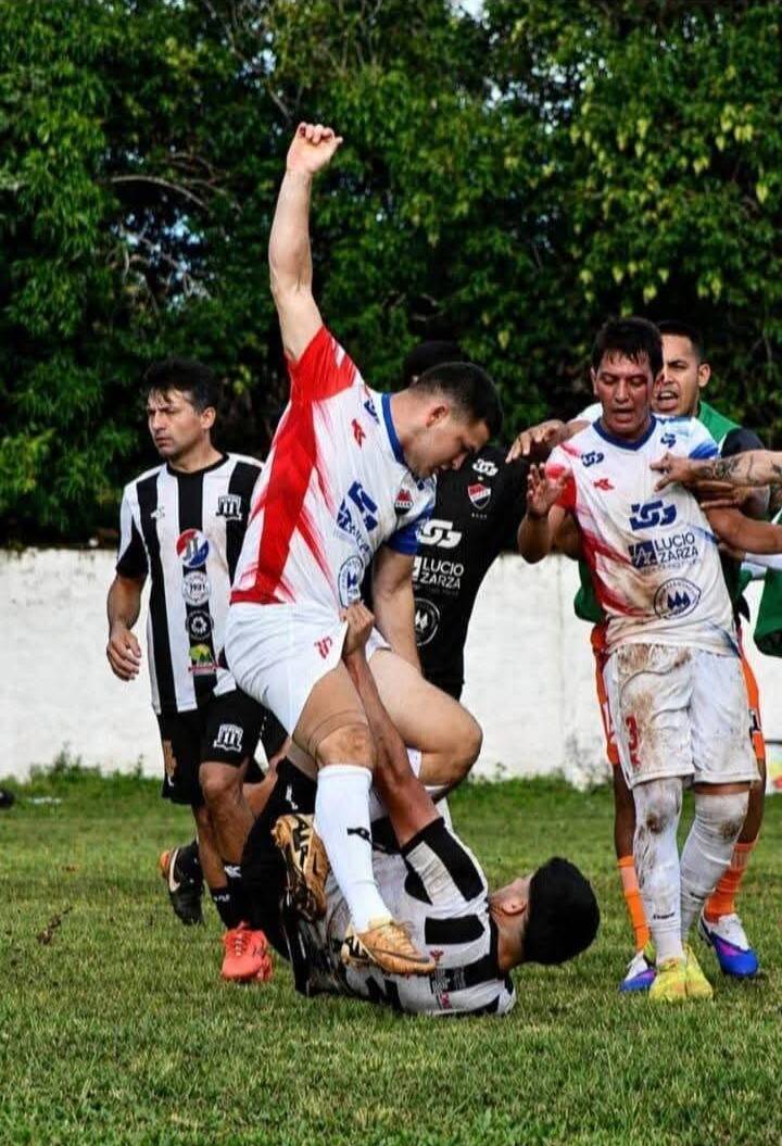 Le agarró los huevos para que no le siga pateando.