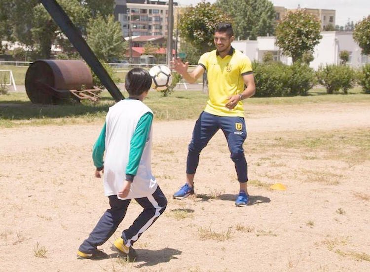 Peloteando con un niño.
