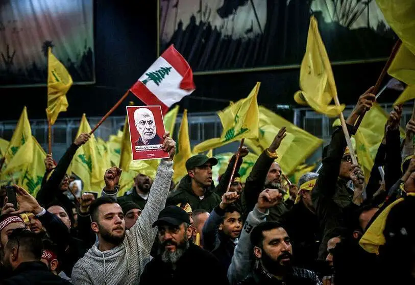 Hezbolá, también conocido como Hizbulá, es un grupo chií libanés fundado en 1982 tras la invasión israelí al Líbano. Respaldado por Irán, combina actividades políticas y militares, y es considerado organización terrorista por países como Estados Unidos e Israel. Su influencia en la política libanesa es significativa y mantiene como objetivos centrales la resistencia contra Israel y la defensa de los intereses de la población chií. Foto: Gentieza.