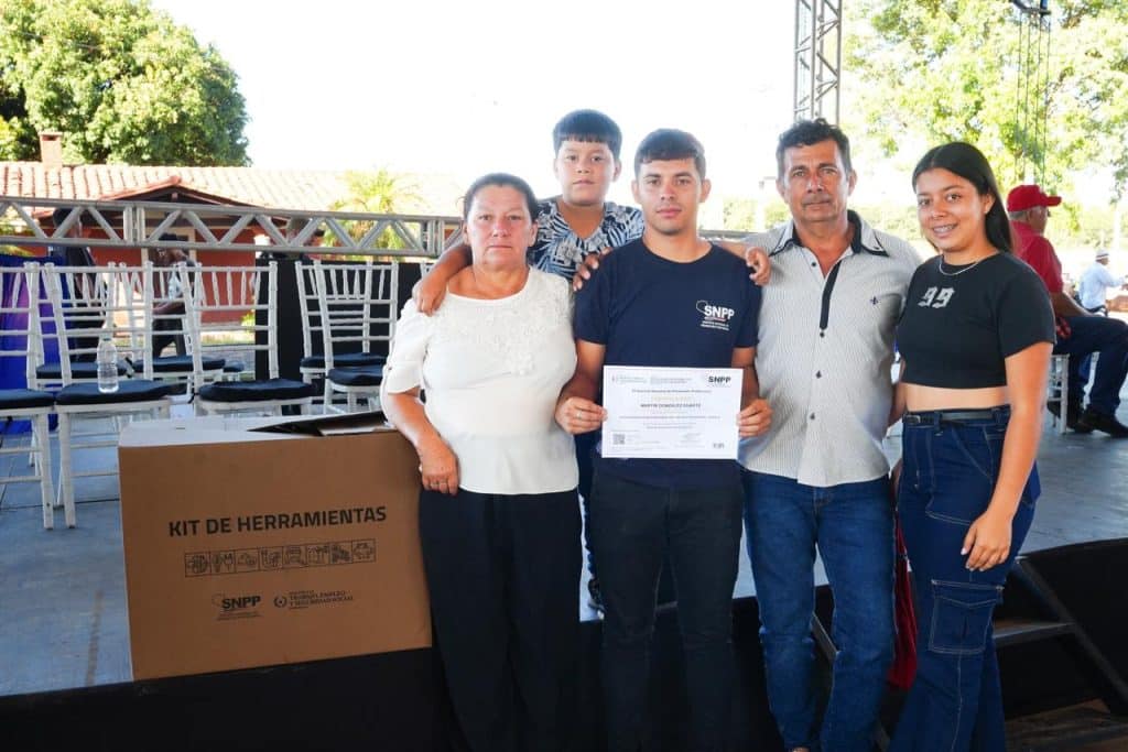 Miles de profesionales empíricos y sus familias agradecen la certificación, pues lesproporciona dignidad a sus oficios.