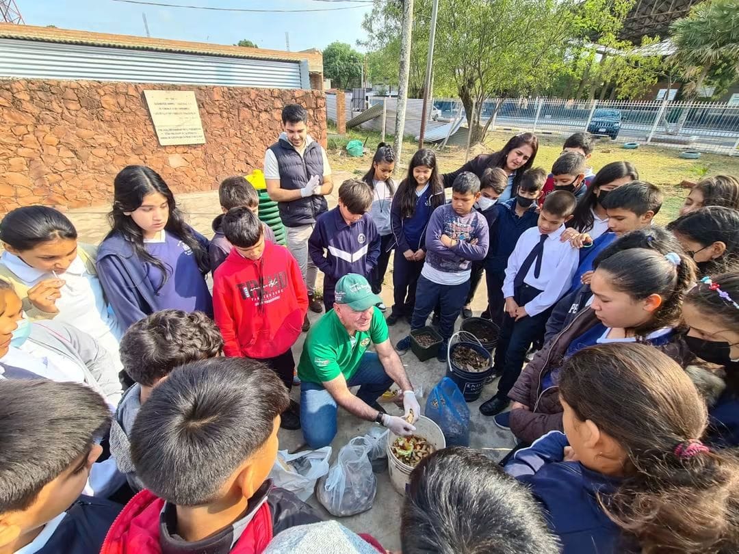 Educando a los niños sobre el proceso del compostaje.