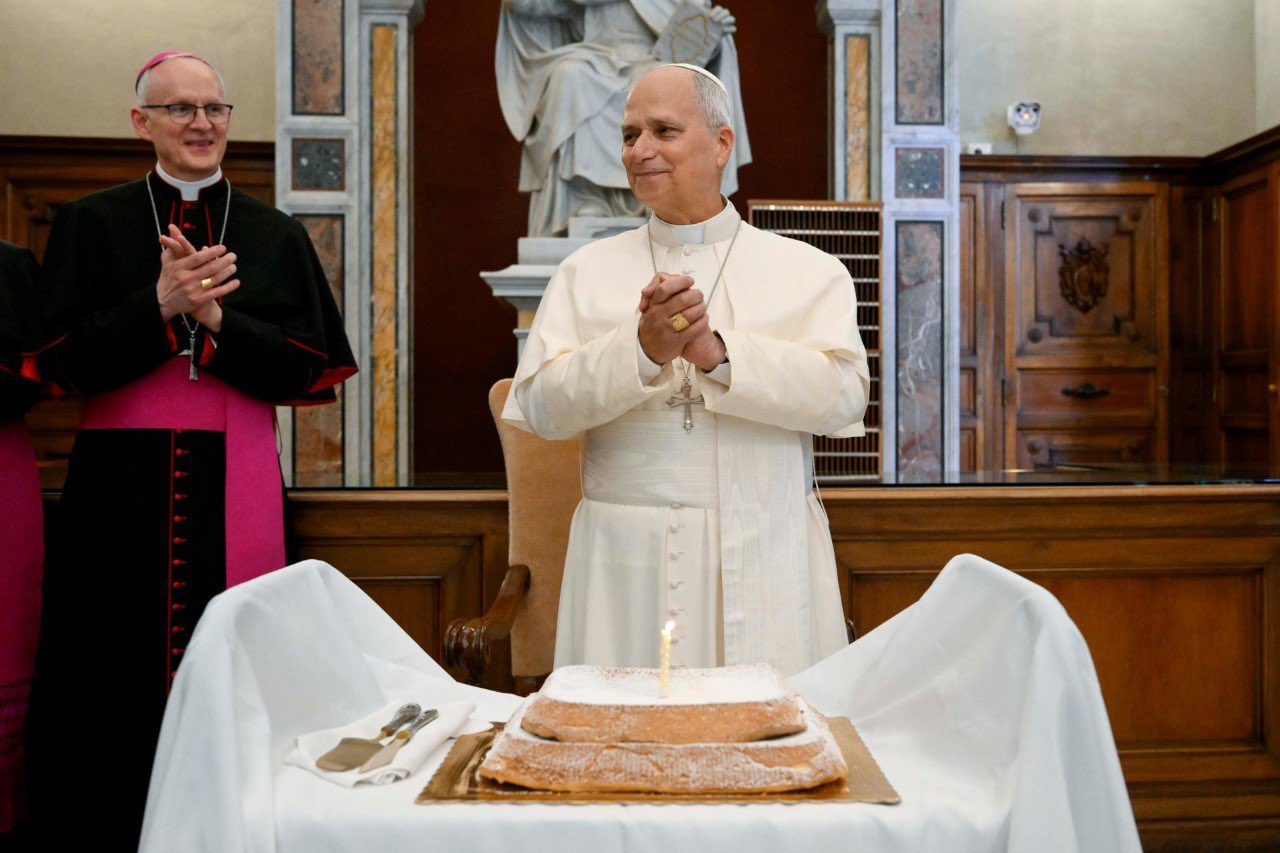 El papa León XIV celebra su cumpleaños 71, hoy 14 de septiembre. Visitó la Biblioteca Vaticana y recordó a su madre, quien fue bibliotecaria. (foto: Vatican News)