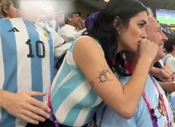 Esta imagen del ñato apoyando a Lali Espósito generó un repudió generalizado voi. (FOTO: contextotucuman.com)