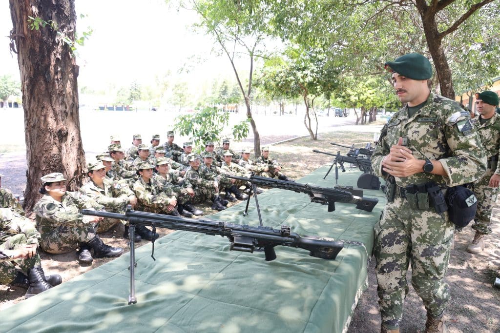 Los cimeforistas recibiendo instrucción sobre fusiles .30. También practican embarque ydesembarque de blindados, rapel y combate de incendios forestales.