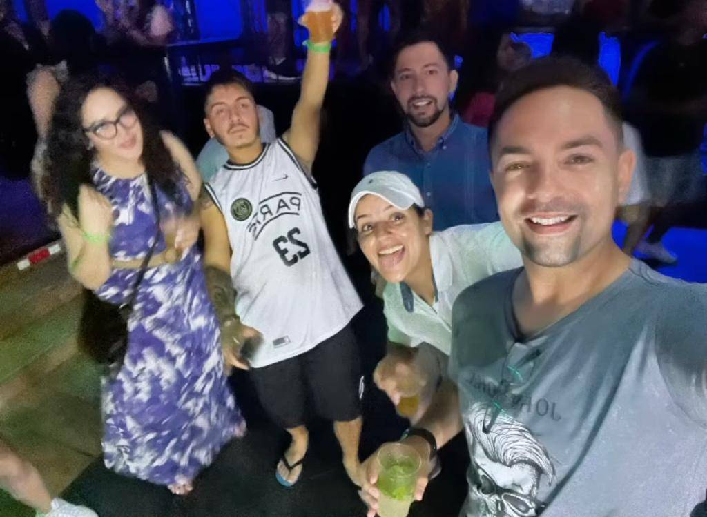 El grupo, anoche, en la despedida de soltero.