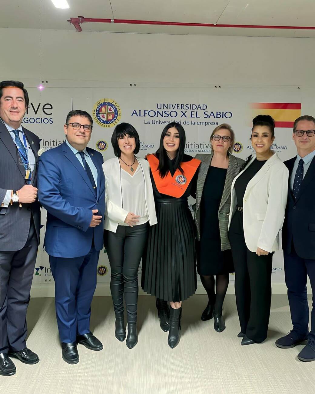 Jessica Servín con los profesores y directivos de la universidad de Madrid.
