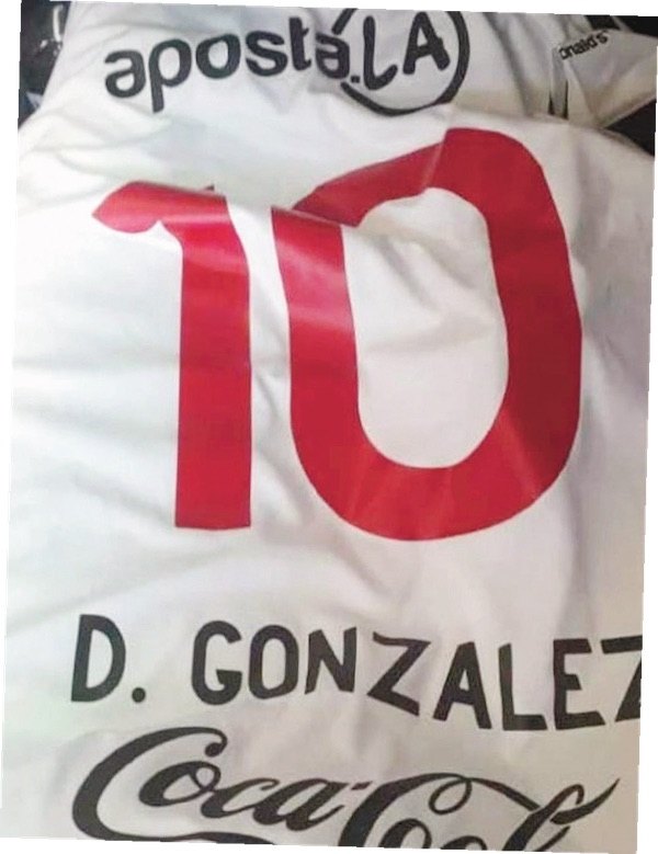 La casaca “10” de Olimpia que espera a Derlis González.