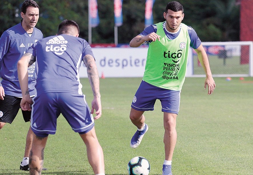 Juan Escobar en acción durante la práctica de ayer en Ypané. Gentileza: Prensa de la Albirroja.