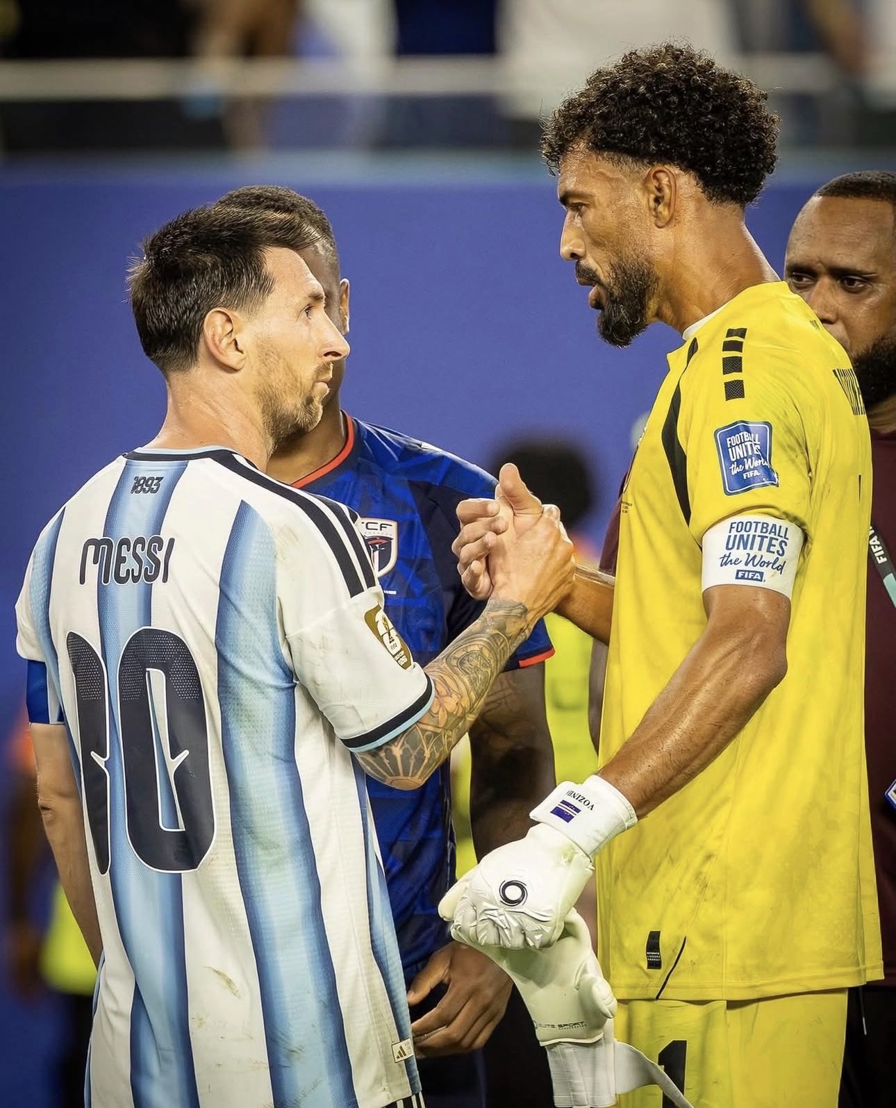 Messi y Vozinha se saludaron al término del partido-Foto Reuters