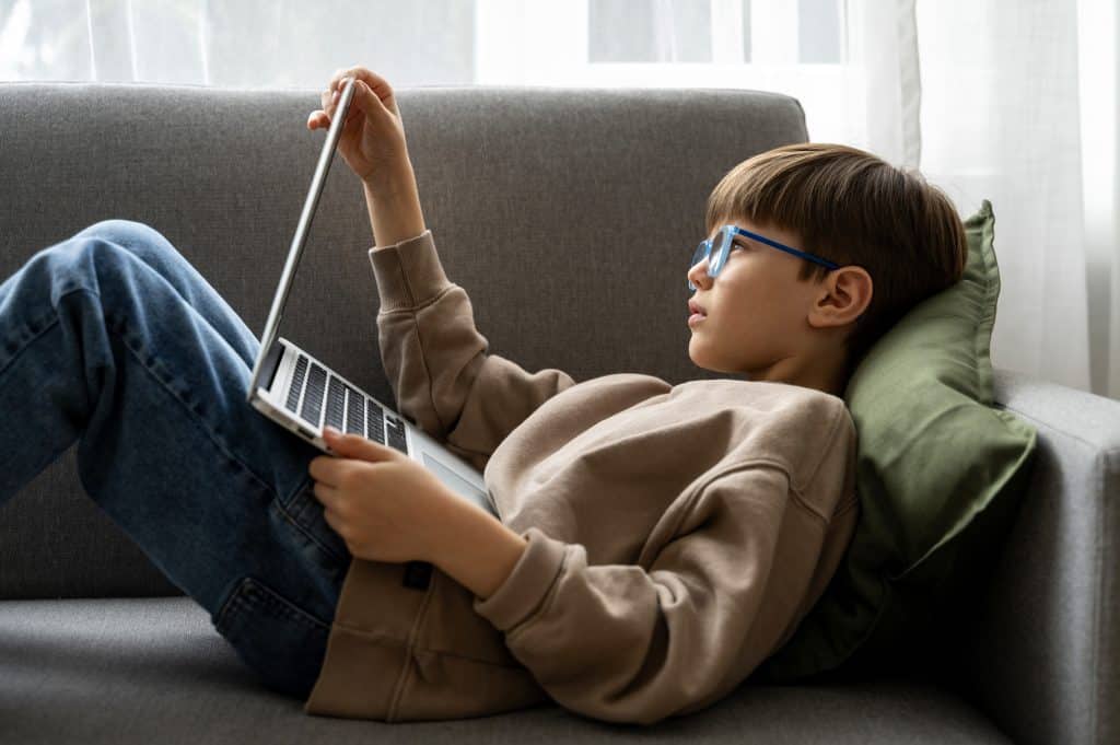 Especialistas advierten que el uso excesivo de pantallas no es inofensivo y que el recesopuede ser una oportunidad para recuperar hábitos más activos, creativos y saludables.