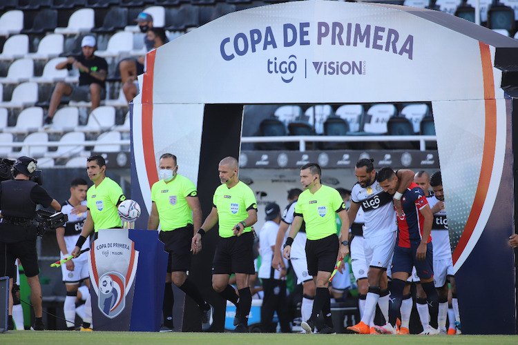 A los abrazos salieron a la cancha los capitanes.