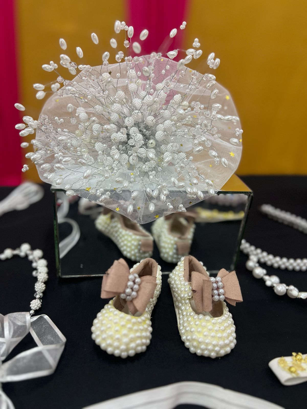 La artesanía también está en arreglos femeninos como los tocados. Saber elaborarlos nunca pasa de moda y es una interesante fuente de ingresos.