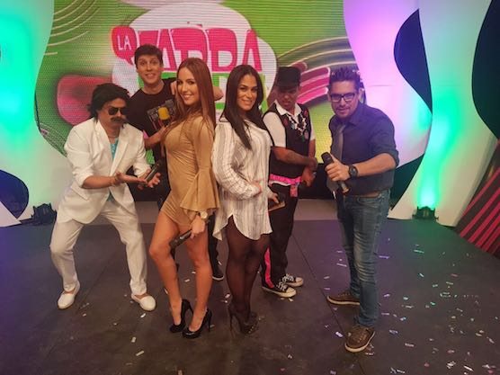 EQUIPO. Rebeca junto a Fabi Martínez, Enrique Pavón y todo el equipo de “La Farra”.