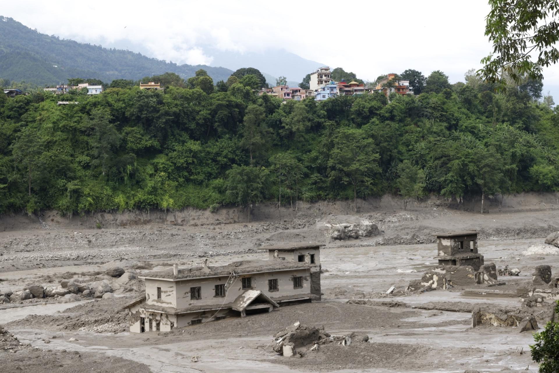 Deslave sepulta una comunidad en Nepal. (EFE)