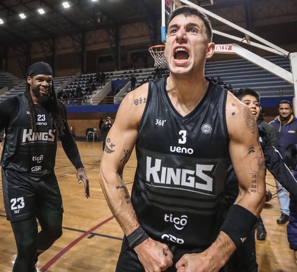 Vincenzo Ochipinti (N°3) celebra su triple que le dio el triunfo a Olimpia Kings sobre San José.