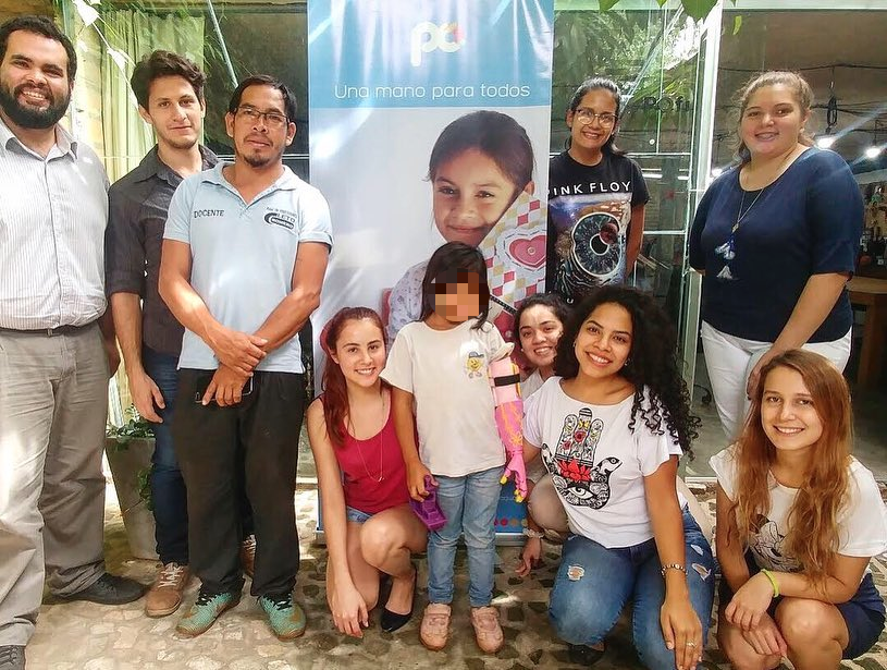 Todos los funcionarios de Po Paraguay se fotearon con la pequeña.