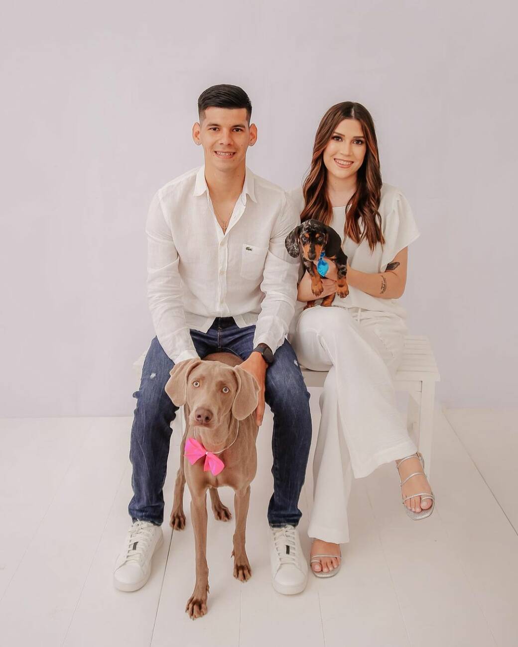 Robert Morales y su señora armaron una sesión de fotos con sus "perrhijos", con la felicidad de que pronto llegará su primer bebé. @robertmorales_11