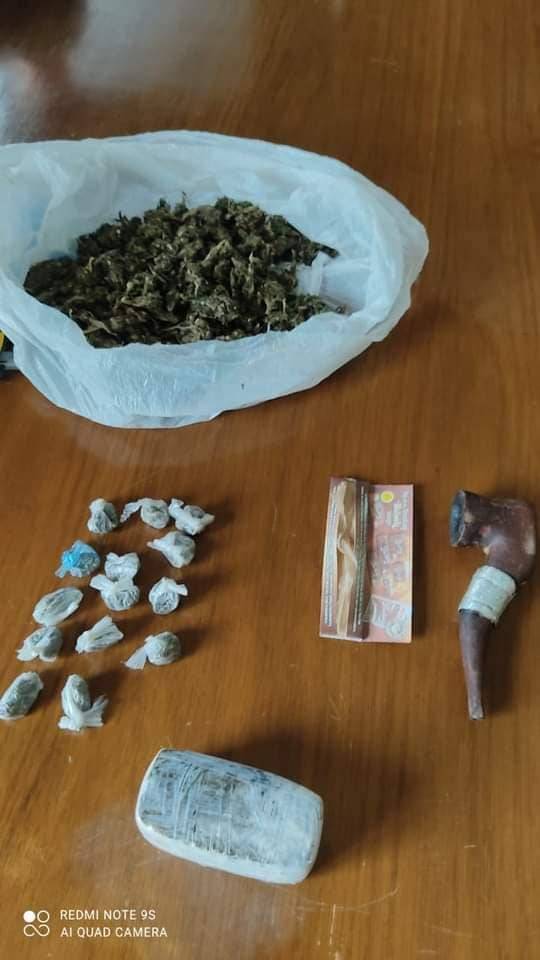 Había varios tipos de drogas entre los objetos requisados. Gentileza