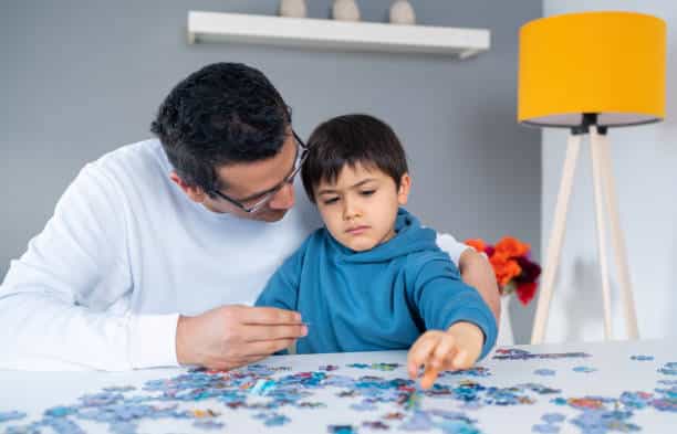 "Es fundamental que el diagnóstico sea realizado por expertos, ya que permite implementar estrategias deapoyo adecuadas para cada persona autista", agrega Castillo.