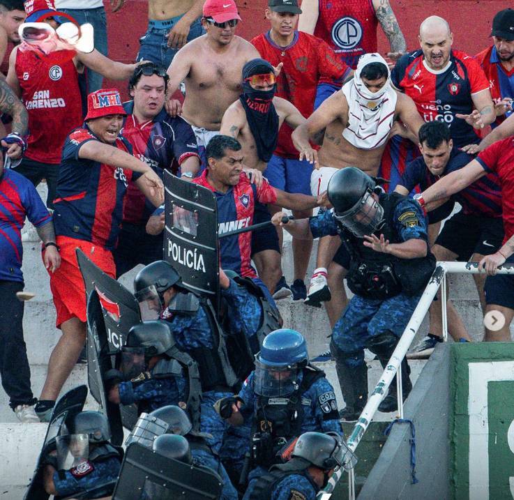 La batalla campal no tuvo tregua entre la Policía y cerristas.