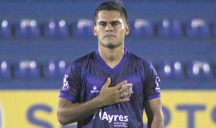 Rojas durante el canto del Himno Nacional.