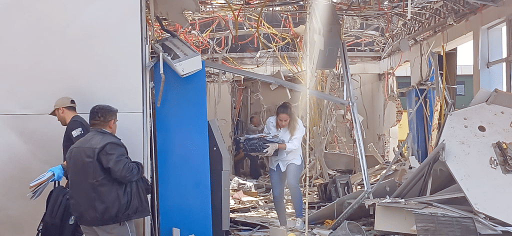 Sucursal de Bancop completamente destruida luego del asalto