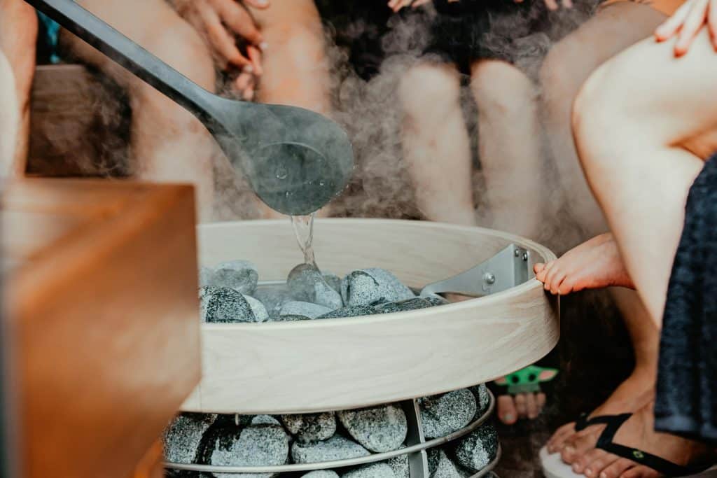 El sauna ayuda a la oxigenación sanguínea, la piel y el metabolismo.