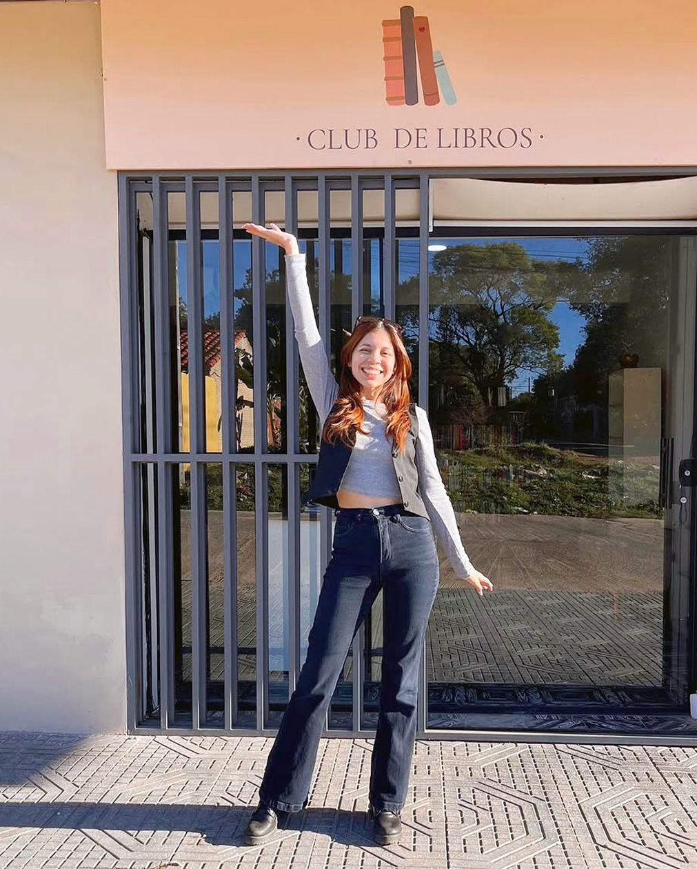 Sol Armoa en la puerta de su librería en Mariano Roque Alonso, donde transformó su afición por la lectura en un punto de encuentro literario.