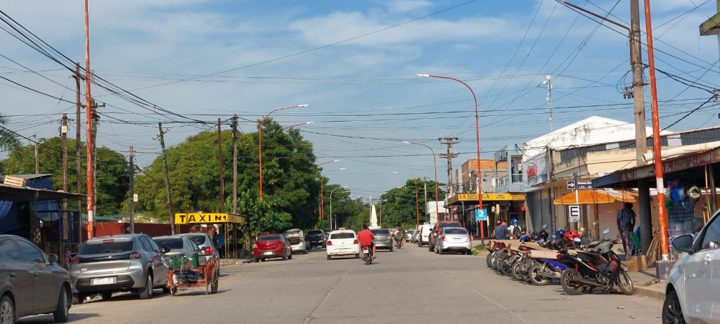 Los cambistas se encuentran en esta esquina, antes con el tráfico parado a causa de un mar de rodados con chapa paraguaya.