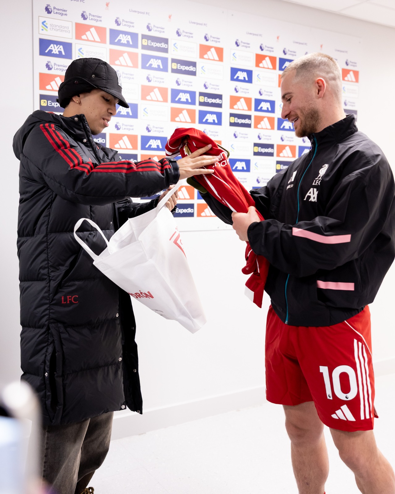 Milo J regaló la camiseta del Deportivo Morón. Foto: Gentileza