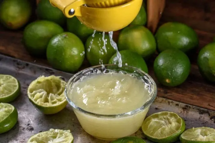 Ellimónes importante para hidratar y transformar toxinas en agua, especialmente en forma de limonada natural.