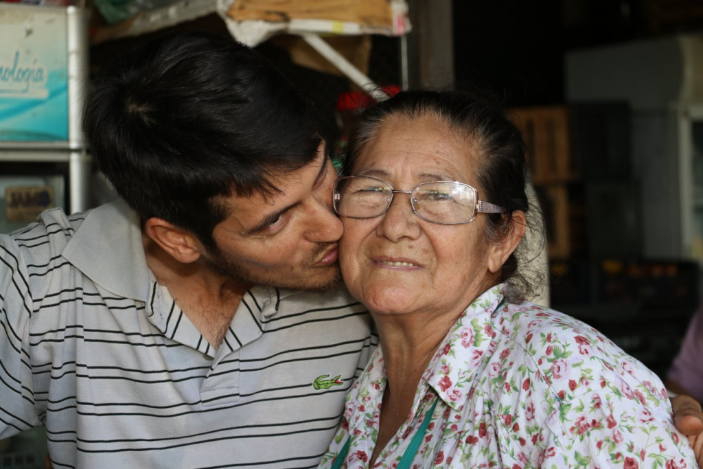 Doña Arsenia con su hijo Daniel.