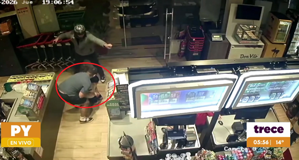 Padre e hijo vivieron momentos de terror durante asalto a minimarket. Foto: Captura de video