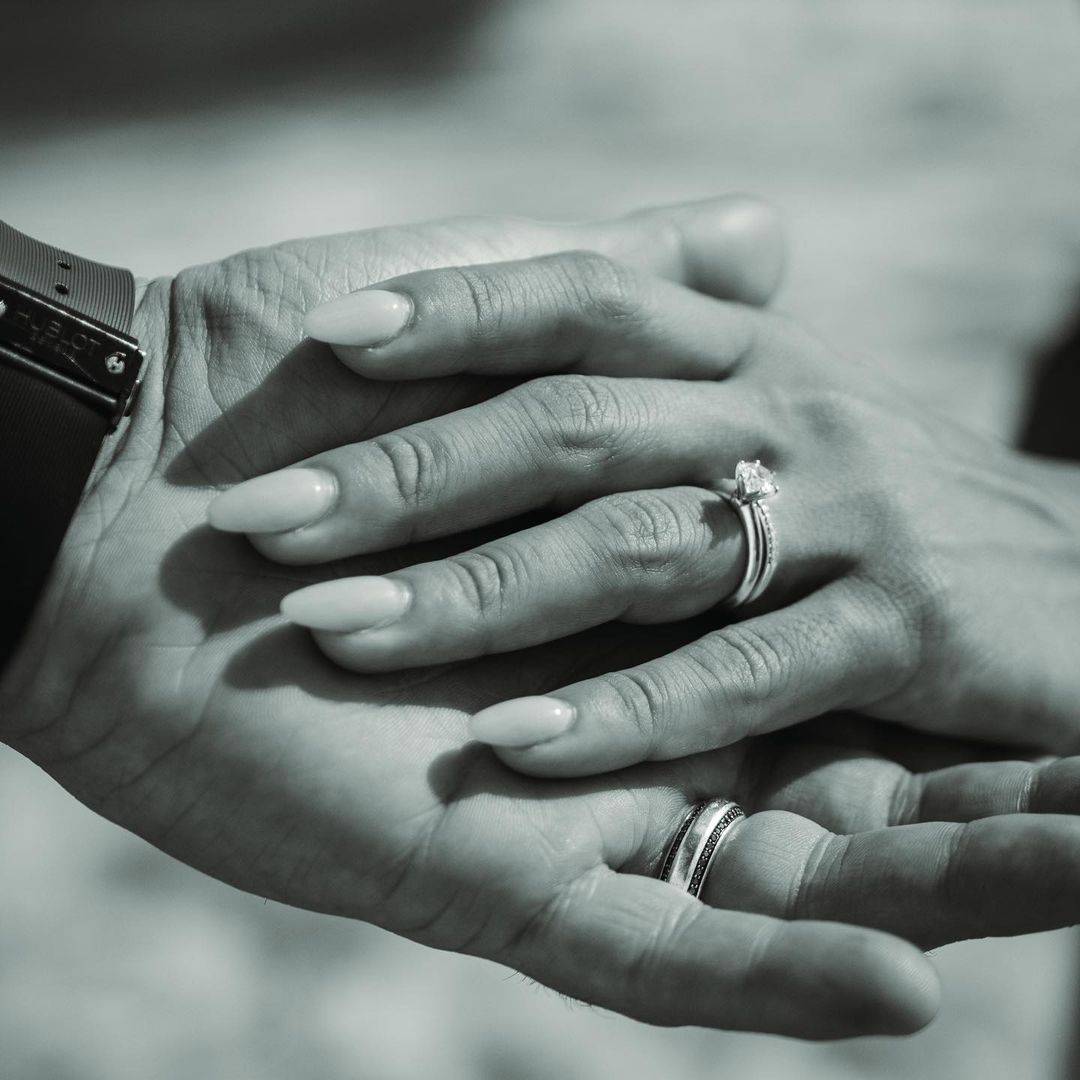 Ya con los anillos de matrimonio puestos. @thelmaortigoza