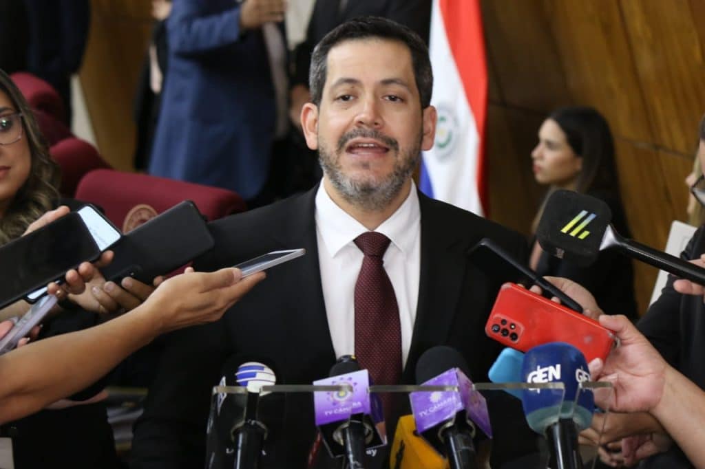 Raúl Latorre en entrevista con la prensa, previo a la sesión en Cámara de Diputados.