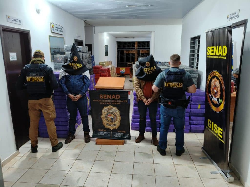 Fueron detenidos dos hombres que viajaban en el camión que transportaba la droga.