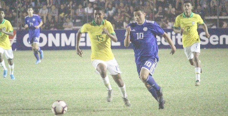 El joven delantero, defendiendo los colores de la selección paraguaya menor.