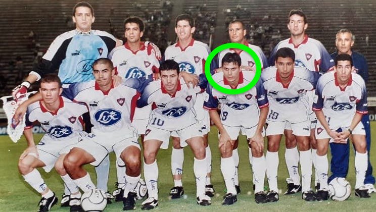 Equipo de Cerro con camiseta alternativa en el 2000. Recalde aparece con el pantaloncito número 8 en cuclillas.