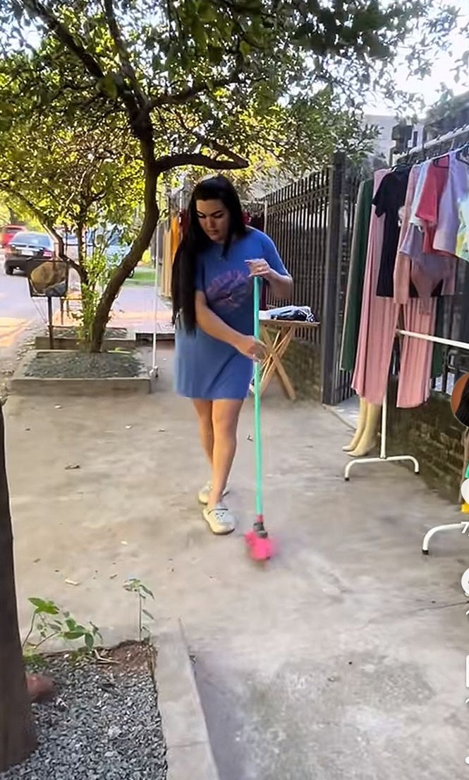 Limpiando frente a su casa.