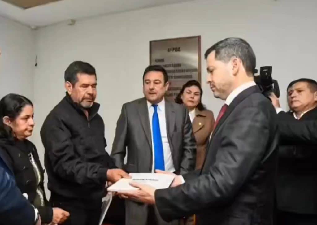 Momento de la entrega del Proyecto de Ley de manos de los padres de María Fernanda Benítez, al diputado Latorre