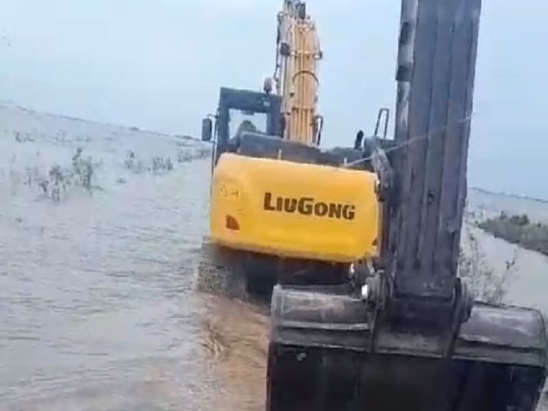 Las máquinas que trabajan sobre las defensas de los campos, tuvieron que entrar hasta la mitad para lograr detener el paso de agua en los puntos comprometidos.